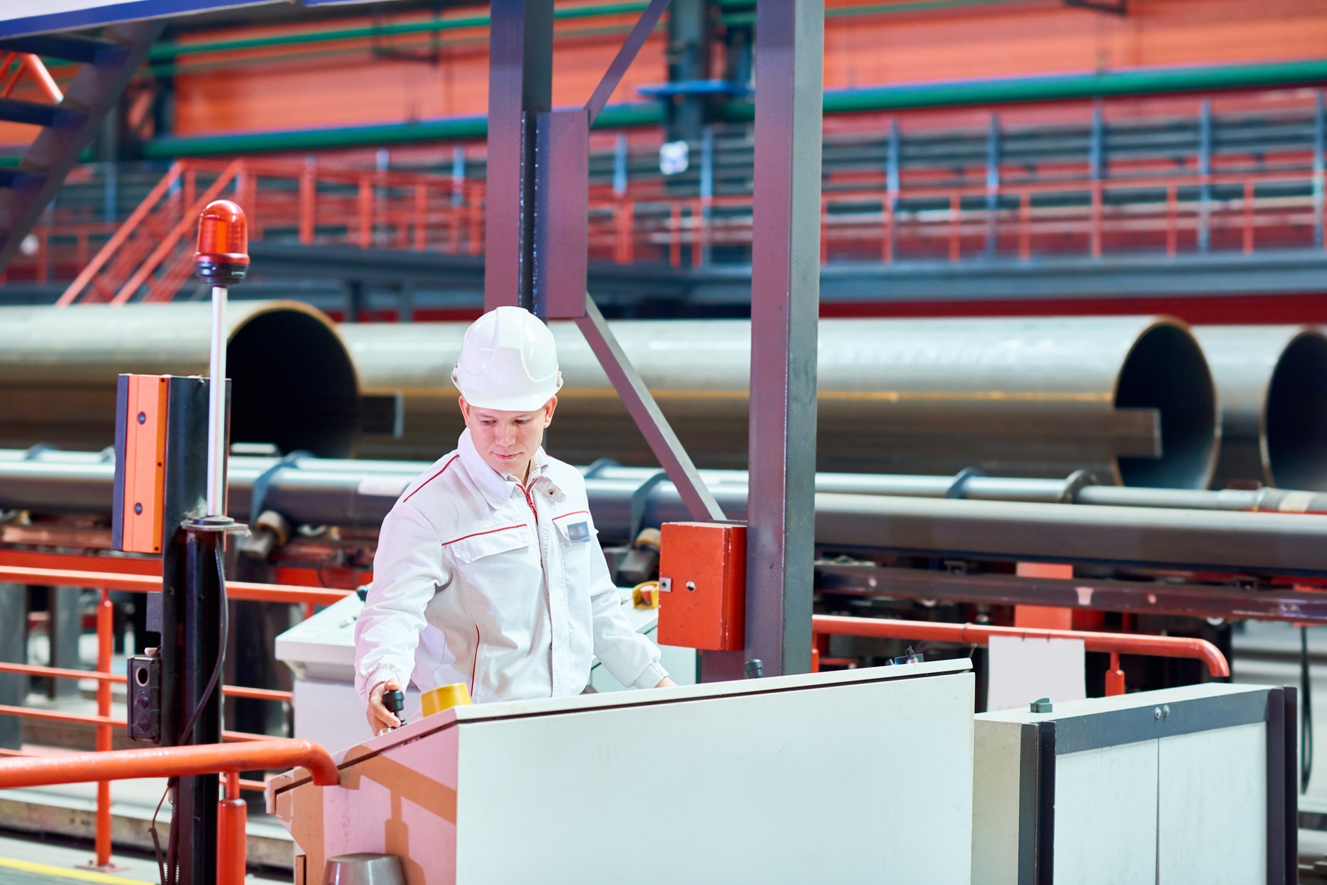 Engenheiro ocupado trabalhando na máquina de fabricação de